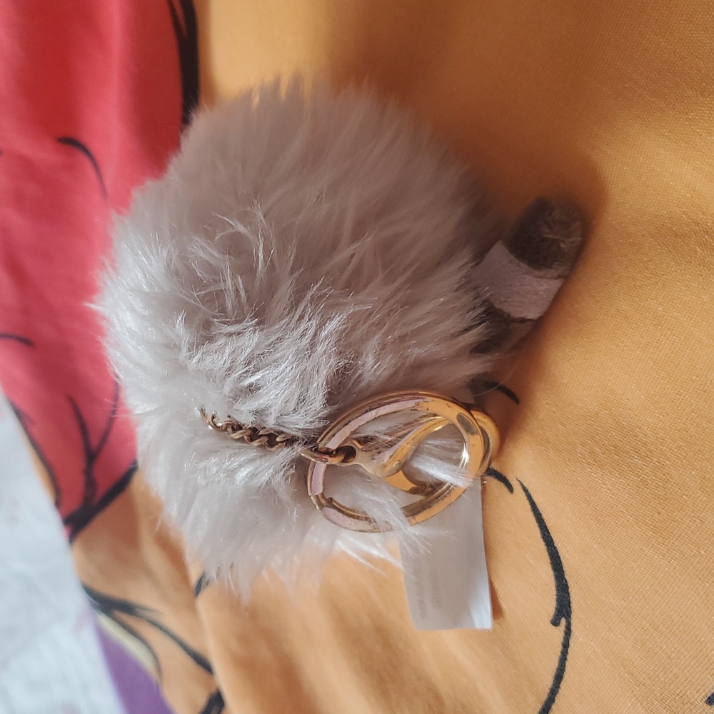 Pusheen Fluffy Pom Keychain - Picture 4 of 6